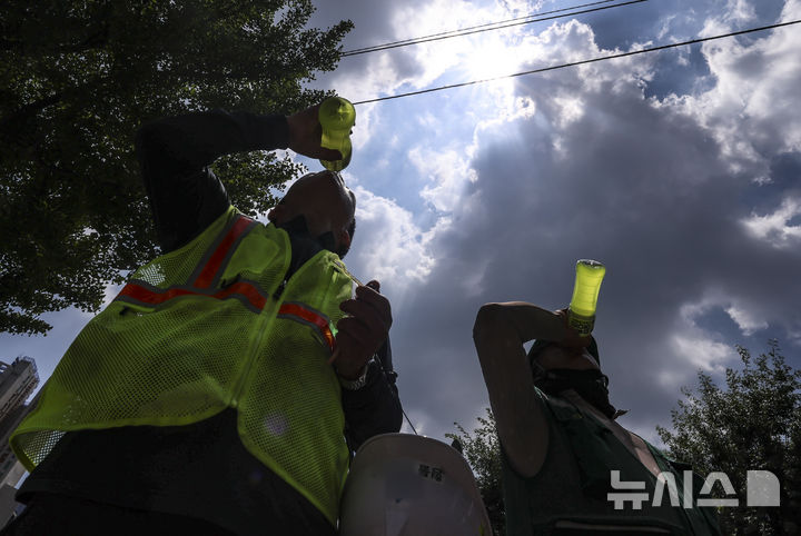 [서울=뉴시스] 김근수 기자 = 연일 폭염이 지속되는 가운데 지난 9일 서울 시내의 한 건설현장 노동자가 더위를 식히기 위해 이온음료를 마시고 있다. 2025.07.09. ks@newsis.com