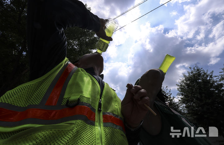 [서울=뉴시스] 김근수 기자 = 연일 폭염이 지속되는 가운데 9일 서울 시내의 한 건설현장 노동자가 더위를 식히기 위해 이온음료를 마시고 있다. 2025.07.09. ks@newsis.com