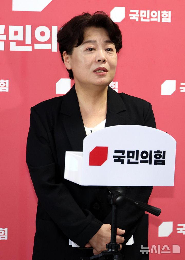 [서울=뉴시스] 조성봉 기자 = 윤희숙 국민의힘 혁신위원장이 9일 오후 서울 여의도 국회에서 열린 기자회견에서 혁신위 활동 방향 등에 대한 취재진의 질문에 답변을 하고 있다. 2025.07.09. suncho21@newsis.com
