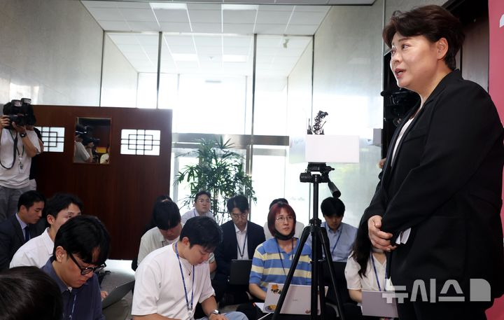 [서울=뉴시스] 조성봉 기자 = 윤희숙 국민의힘 혁신위원장이 9일 오후 서울 여의도 국회에서 열린 기자회견에서 혁신위 활동 방향 등에 대한 취재진의 질문에 답변을 하고 있다. 2025.07.09. suncho21@newsis.com