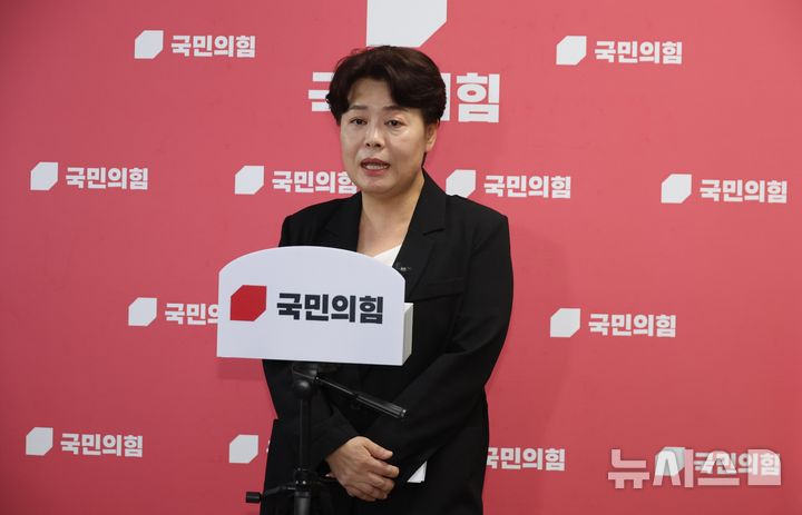 [서울=뉴시스] 조성봉 기자 = 윤희숙 국민의힘 혁신위원장이 9일 오후 서울 여의도 국회에서 열린 기자회견에서 혁신위 활동 방향 등에 대한 취재진의 질문에 답변을 하고 있다. 2025.07.09. suncho21@newsis.com