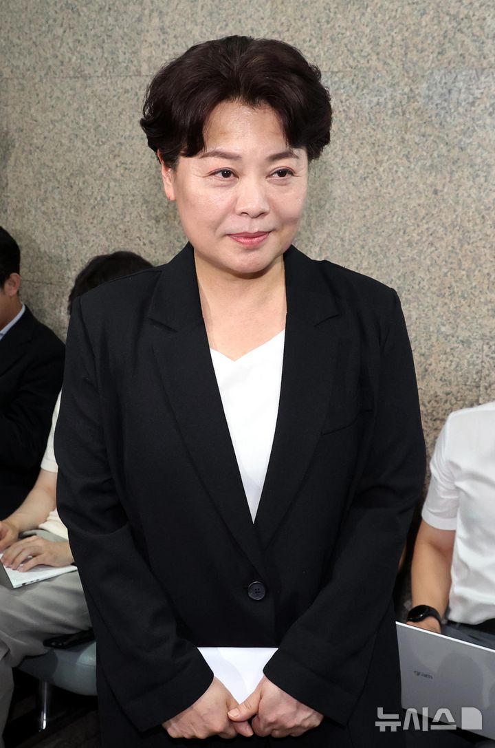 [서울=뉴시스] 조성봉 기자 = 윤희숙 국민의힘 혁신위원장이 9일 서울 여의도 국회에서 열린 기자회견에서 소감을 밝히기 위해 발언대로 이동하고 있다. 2025.07.09. suncho21@newsis.com