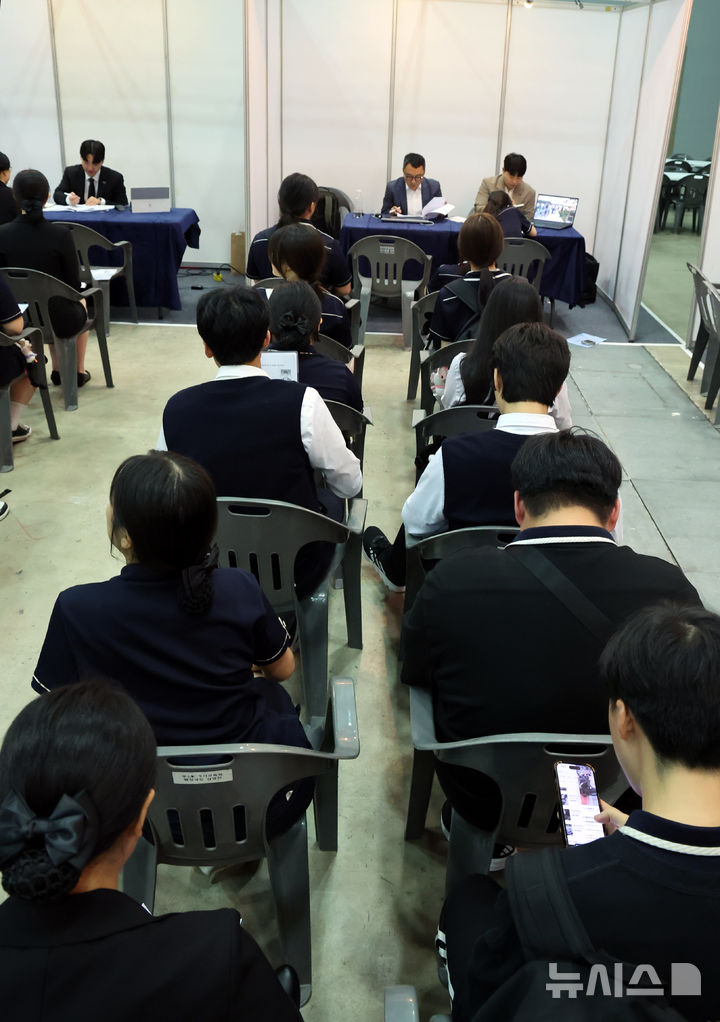 [부산=뉴시스] 하경민 기자 = '내일을 Job아 드림 페스타'(2025 부산직업교육 및 채용박람회)가 열린 9일 부산 해운대구 벡스코 제2전시장에서 학생들이 현장면접에 참여하기 위해 줄을 선 채 차례를 기다리고 있다. 오는 10일까지 이틀 간 열리는 이번 행사에서는 부산은행 등 26개 기업이 참가해 고교생들을 대상으로 현장 면접을 진행하고, 부산지역 특성화고 및 마이스터고 등 37곳이 다양한 분야의 직업교육 전시와 체험프로그램을 운영하는 한편 직업계고에 대한 현장상담을 한다. 2025.07.09. yulnetphoto@newsis.com
