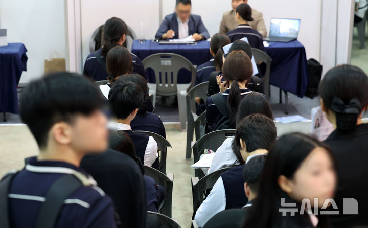 [부산=뉴시스] 하경민 기자 = '내일을 Job아 드림 페스타'(2025 부산직업교육 및 채용박람회)가 열린 9일 부산 해운대구 벡스코 제2전시장에서 학생들이 현장면접에 참여하기 위해 줄을 선 채 차례를 기다리고 있다. 오는 10일까지 이틀 간 열리는 이번 행사에서는 부산은행 등 26개 기업이 참가해 고교생들을 대상으로 현장 면접을 진행하고, 부산지역 특성화고 및 마이스터고 등 37곳이 다양한 분야의 직업교육 전시와 체험프로그램을 운영하는 한편 직업계고에 대한 현장상담을 한다. 2025.07.09. yulnetphoto@newsis.com