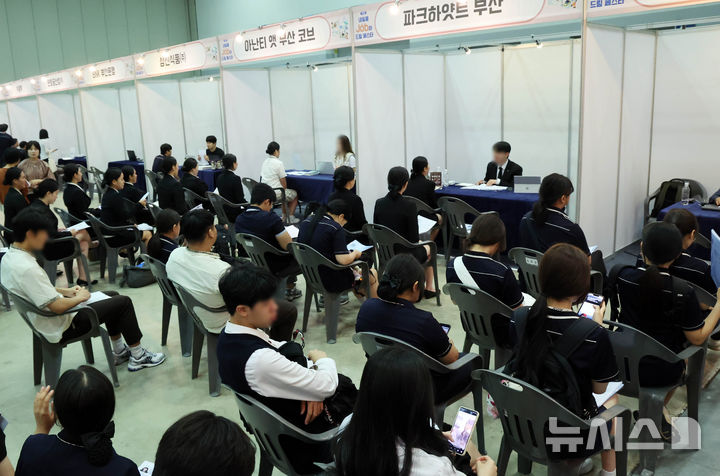 [부산=뉴시스] 하경민 기자 = '내일을 Job아 드림 페스타'(2025 부산직업교육 및 채용박람회)가 열린 9일 부산 해운대구 벡스코 제2전시장에서 학생들이 현장면접에 참여하기 위해 줄을 선 채 차례를 기다리고 있다. 오는 10일까지 이틀 간 열리는 이번 행사에서는 부산은행 등 26개 기업이 참가해 고교생들을 대상으로 현장 면접을 진행하고, 부산지역 특성화고 및 마이스터고 등 37곳이 다양한 분야의 직업교육 전시와 체험프로그램을 운영하는 한편 직업계고에 대한 현장상담을 한다. 2025.07.09. yulnetphoto@newsis.com