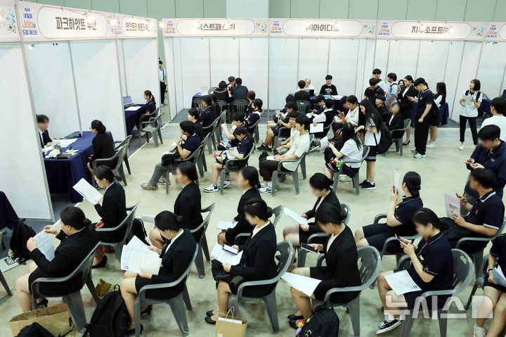 [부산=뉴시스] 하경민 기자 = '내일을 Job아 드림 페스타'(2025 부산직업교육 및 채용박람회)가 열린 9일 부산 해운대구 벡스코 제2전시장에서 학생들이 현장면접에 참여하기 위해 줄을 선 채 차례를 기다리고 있다. 오는 10일까지 이틀 간 열리는 이번 행사에서는 부산은행 등 26개 기업이 참가해 고교생들을 대상으로 현장 면접을 진행하고, 부산지역 특성화고 및 마이스터고 등 37곳이 다양한 분야의 직업교육 전시와 체험프로그램을 운영하는 한편 직업계고에 대한 현장상담을 한다. 2025.07.09. yulnetphoto@newsis.com