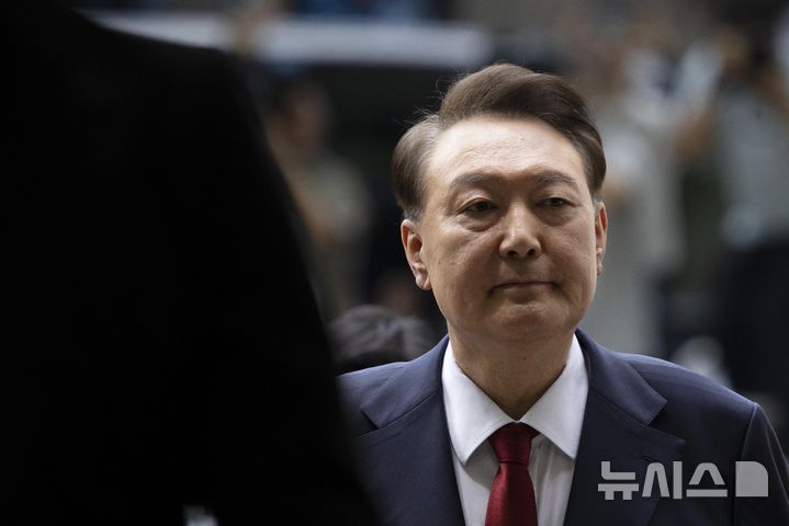 [서울=뉴시스] 사진공동취재단 = 윤석열 전 대통령이 지난 9일 서울 서초구 서울중앙지방법원에서 열린 구속 전 피의자심문(영장실질심사)을 받기 위해 출석하고 있다. 2025.07.09. photo@newsis.com