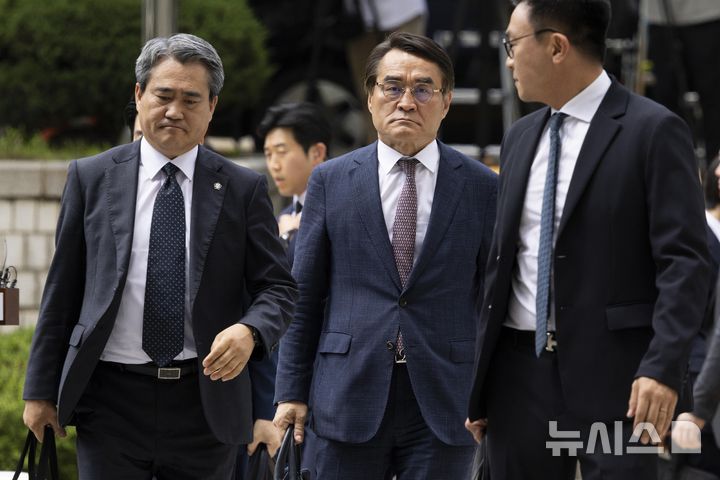 [서울=뉴시스] 사진공동취재단 = 윤석열 전 대통령의 변호인단인 송진호(왼쪽), 배보윤(가운데) 변호사가 9일 서울 서초구 서울중앙지법에서 열린 윤 전 대통령 영장실질심사에 출석하고 있다. 2025.07.09. photo@newsis.com