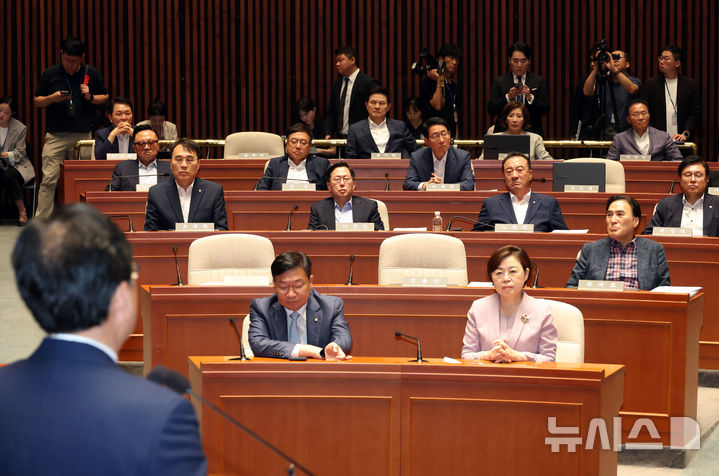[서울=뉴시스] 고승민 기자 = 송언석 국민의힘 비상대책위원장이 9일 서울 여의도 국회에서 열린 긴급의원총회에서 발언하고 있다. 의원들이 경청하고 있다. 2025.07.09. kkssmm99@newsis.com