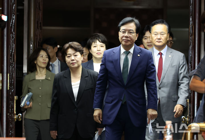 [서울=뉴시스] 고승민 기자 = 국민의힘 송언석 비상대책위원장과 윤희숙 혁신위원장이 9일 서울 여의도 국회에서 열린 긴급의원총회에 참석하고 있다. 2025.07.09. kkssmm99@newsis.com