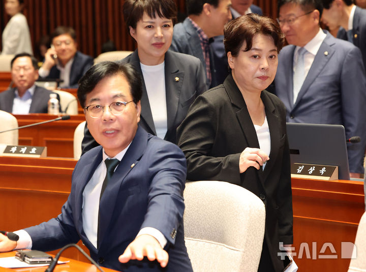 [서울=뉴시스] 김명년 기자 = 송언석 국민의힘 비상대책위원장 겸 원내대표와 윤희숙 혁신위원장이 9일 오후 서울 여의도 국회에서 열린 긴급의원총회에 참석하고 있다. 2025.07.09. kmn@newsis.com