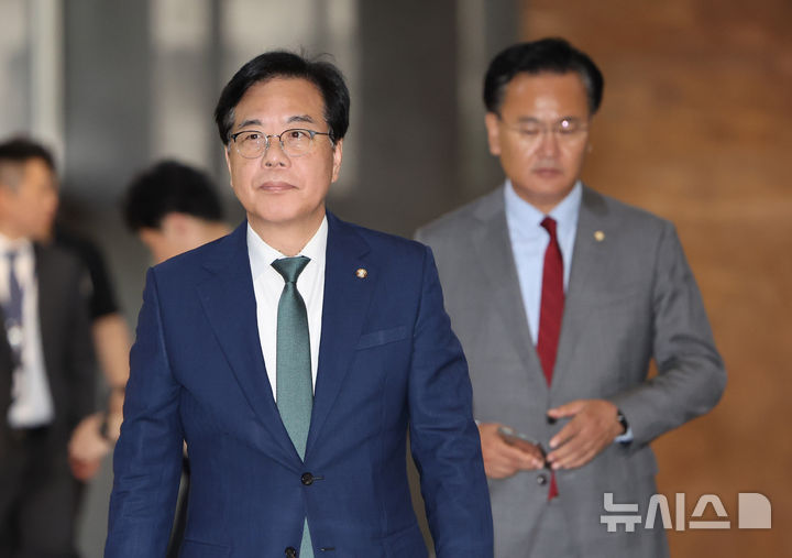 [서울=뉴시스] 김명년 기자 = 송언석 국민의힘 비상대책위원장 겸 원내대표가 9일 오후 서울 여의도 국회에서 열린 긴급의원총회에 참석하고 있다. 2025.07.09. kmn@newsis.com