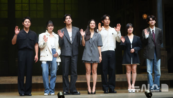 [서울=뉴시스] 김혜진 기자 = 배우 이규형(왼쪽부터), 이주영, 손우현, 박주현, 이상이, 김향기, 옹성우가 9일 오후 서울 서초구 예술의전당 CJ토월극장에서 열린 연극 '셰익스피어 인 러브' 기자간담회에서 포즈를 취하고 있다. 2025.07.09. jini@newsis.com
