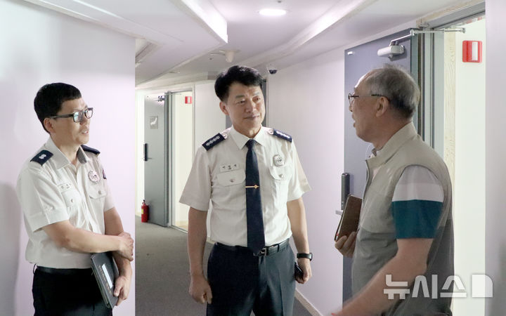 [완도=뉴시스] 전남 완도소방서, 여름철 화재 대비 다중이용시설 집중 점검. (사진=완도소방서 제공). photo@newsis.com *재판매 및 DB 금지