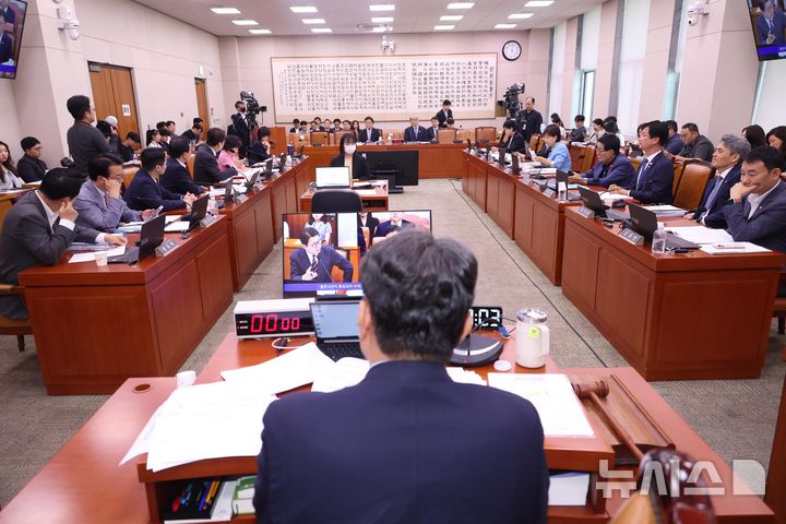 [서울=뉴시스] 조성봉 기자= 이춘석 국회 법제사법위언장이 9일 오후 서울 여의도 국회에서 열린 법제사법위원회 전체회의에서 회의를 주재하고 있다. 2025.07.09. suncho21@newsis.com