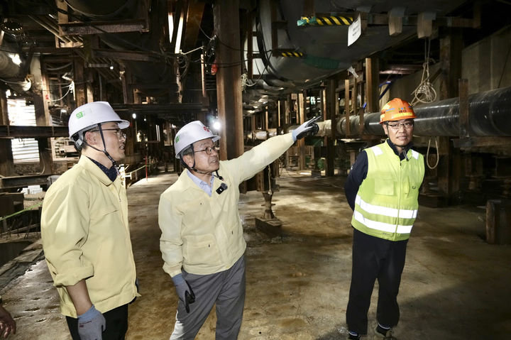 [광주=뉴시스] 강기정 광주시장 금호지구입구 사거리 도시철도2호선 1단계 건설 현장 점검. (사진=광주시청 제공). photo@newsis.com *재판매 및 DB 금지