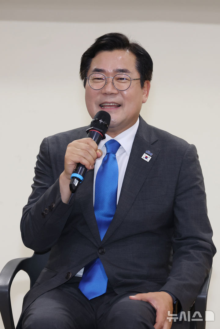 [서울=뉴시스] 고승민 기자 = 더불어민주당 대표 선거에 출마하는 박찬대 전 원내대표가 9일 서울 여의도 국회 의원회관에서 열린 '진짜 대한민국 ON AIR 유튜브 토크콘서트'에서 참석자들과 이야기를 나누고 있다. 2025.07.09. kkssmm99@newsis.com