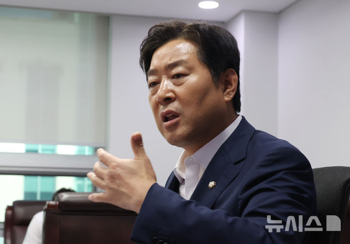 [서울=뉴시스] 고승민 기자 = 더불어민주당 최고위원 출마를 선언한 황명선 의원이 서울 여의도 국회 의원회관 의원실에서 뉴시스와 인터뷰를 하고 있다. 2025.07.10. kkssmm99@newsis.com