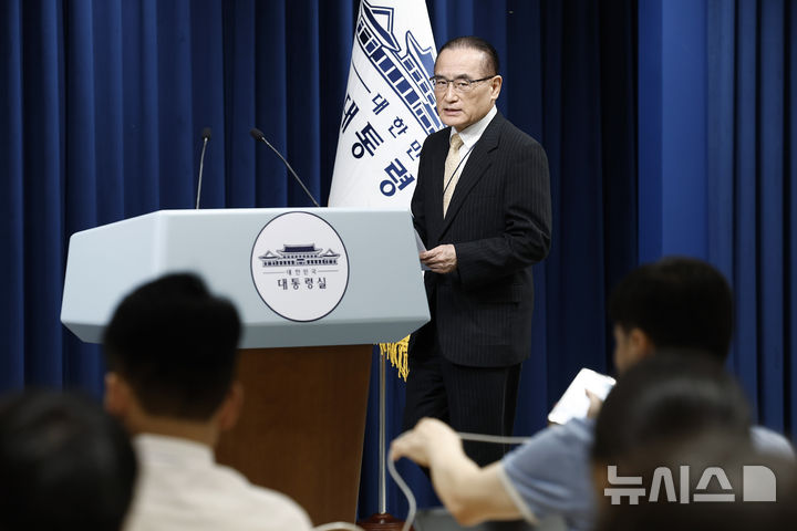 [서울=뉴시스] 최동준 기자 = 방미 일정을 마치고 귀국한 위성락 국가안보실장이 9일 서울 용산 대통령실에서 관세협상 및 방위비 관련 브리핑에 입장하고 있다. 2025.07.09. photocdj@newsis.com