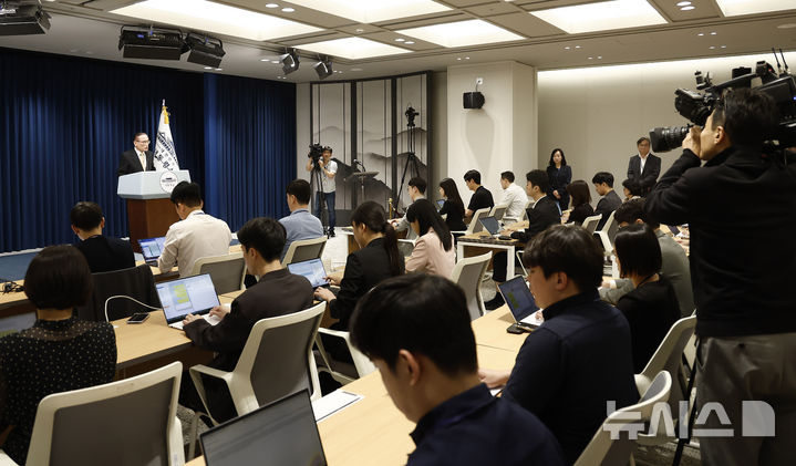 [서울=뉴시스] 최동준 기자 = 방미 일정을 마치고 귀국한 위성락 국가안보실장이 9일 서울 용산 대통령실에서 관세협상 및 방위비 관련 브리핑을 하고 있다. 2025.07.09. photocdj@newsis.com