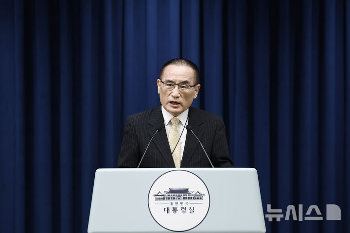 [서울=뉴시스] 최동준 기자 = 방미 일정을 마치고 귀국한 위성락 국가안보실장이 9일 서울 용산 대통령실에서 관세협상 및 방위비 관련 브리핑을 하고 있다. 2025.07.09. photocdj@newsis.com