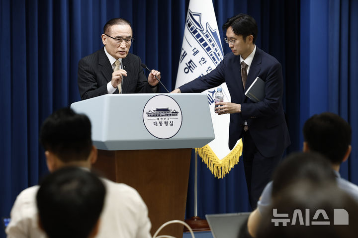 [서울=뉴시스] 최동준 기자 = 방미 일정을 마치고 귀국한 위성락 국가안보실장이 9일 서울 용산 대통령실에서 관세협상 및 방위비 관련 브리핑을 하고 있다. 2025.07.09. photocdj@newsis.com
