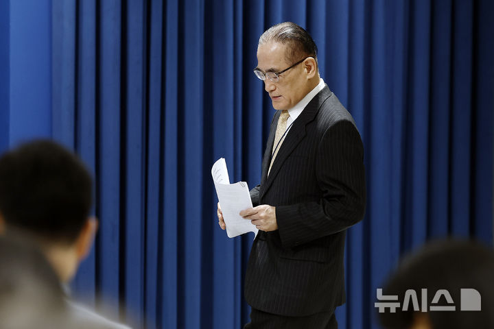 [서울=뉴시스] 최동준 기자 = 방미 일정을 마치고 귀국한 위성락 국가안보실장이 9일 서울 용산 대통령실에서 관세협상 및 방위비 관련 브리핑에 입장하고 있다. 2025.07.09. photocdj@newsis.com