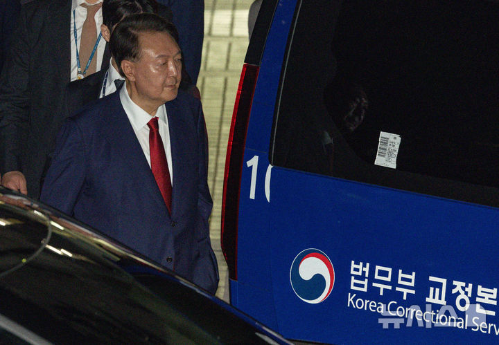[서울=뉴시스] 사진공동취재단 = 윤석열 전 대통령이 9일 서울 서초구 서울중앙지법에서 열린 직권남용 등 혐의 영장실질심사(구속 전 피의자 심문)를 마친 뒤 대기 장소인 서울구치소로 이동하기 위해 법원을 나서고 있다. 12·3 비상계엄 사태의 '정점'으로 조은석 특별검사가 이끄는 내란 특검팀에 구속영장이 청구된 윤 전 대통령은 지난 1월 18일 내란우두머리 등 혐의 영장실질심사를 받은 지 172일 만에 재구속 기로에 서게 됐다. 2025.07.09. photo@newsis.com