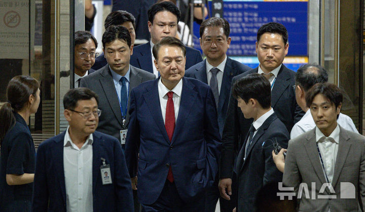 [서울=뉴시스] 사진공동취재단 = 윤석열 전 대통령이 9일 서울 서초구 서울중앙지법에서 열린 직권남용 등 혐의 영장실질심사(구속 전 피의자 심문)를 마친 뒤 대기 장소인 서울구치소로 이동하기 위해 법원을 나서고 있다. 12·3 비상계엄 사태의 '정점'으로 조은석 특별검사가 이끄는 내란 특검팀에 구속영장이 청구된 윤 전 대통령은 지난 1월 18일 내란우두머리 등 혐의 영장실질심사를 받은 지 172일 만에 재구속 기로에 서게 됐다. 2025.07.09. photo@newsis.com