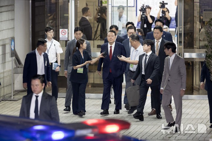[서울=뉴시스] 김선웅 기자 = 윤석열 전 대통령이 9일 서울 서초구 서울중앙지법에서 열린 직권남용 등 혐의 영장실질심사(구속 전 피의자 심문)를 마친 뒤 대기 장소인 서울구치소로 이동하기 위해 법원을 나서고 있다.   12·3 비상계엄 사태의 '정점'으로 조은석 특별검사가 이끄는 내란 특검팀에 구속영장이 청구된 윤 전 대통령은 지난 1월 18일 내란우두머리 등 혐의 영장실질심사를 받은 지 172일 만에 재구속 기로에 서게 됐다. 2025.07.09. mangusta@newsis.com