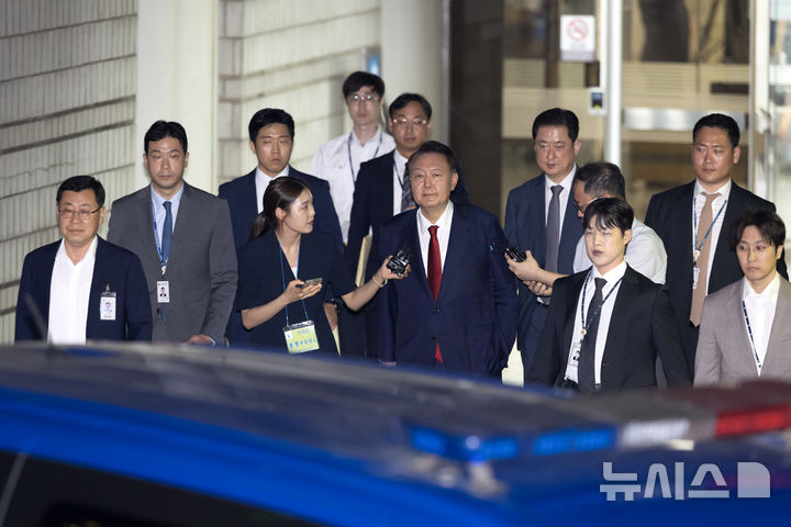 [서울=뉴시스] 김선웅 기자 = 윤석열 전 대통령이 9일 서울 서초구 서울중앙지법에서 열린 직권남용 등 혐의 영장실질심사(구속 전 피의자 심문)를 마친 뒤 대기 장소인 서울구치소로 이동하기 위해 법원을 나서고 있다.&nbsp; 12·3 비상계엄 사태의 '정점'으로 조은석 특별검사가 이끄는 내란 특검팀에 구속영장이 청구된 윤 전 대통령은 지난 1월 18일 내란우두머리 등 혐의 영장실질심사를 받은 지 172일 만에 재구속 기로에 서게 됐다. 2025.07.09. mangusta@newsis.com