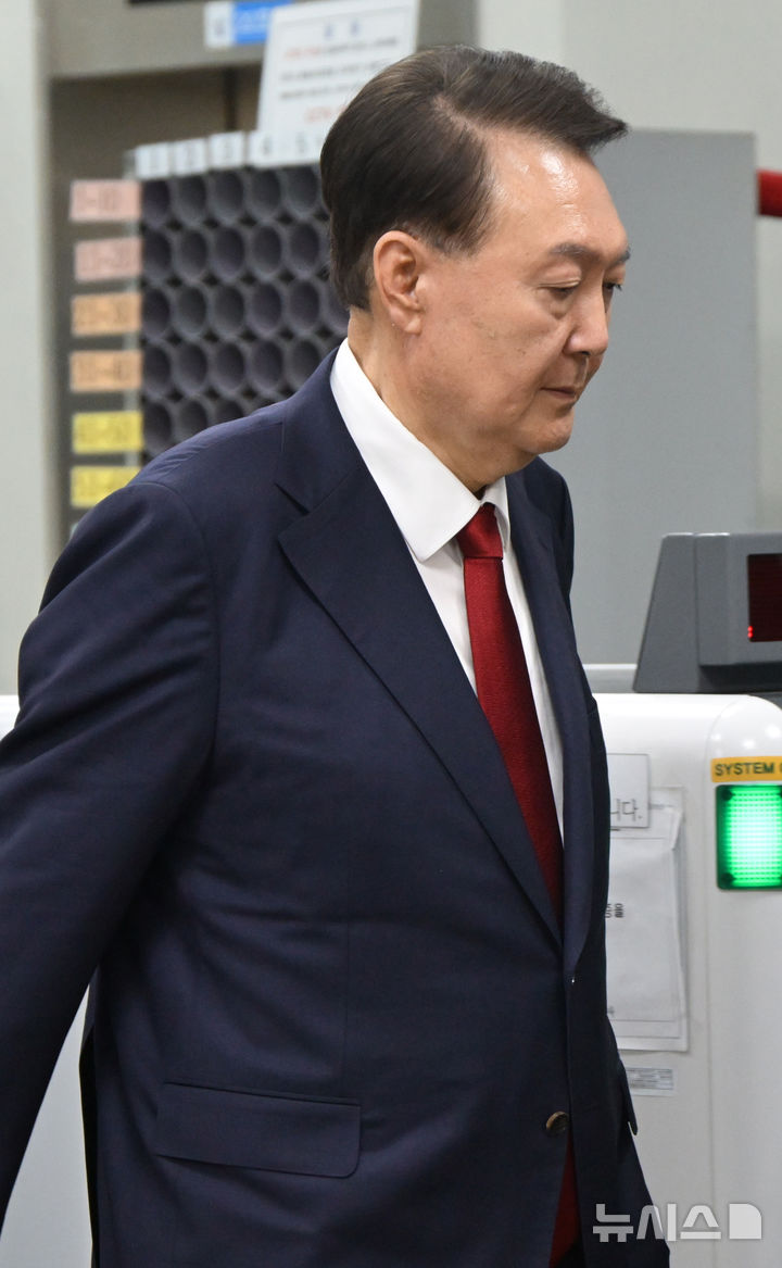 [서울=뉴시스] 사진공동취재단 = 윤석열 전 대통령이 9일 서울 서초구 서울중앙지법에서 열린 직권남용 등 혐의 영장실질심사(구속 전 피의자 심문)를 마친 뒤 대기 장소인 서울구치소로 이동하기 위해 법원을 나서고 있다. 12·3 비상계엄 사태의 '정점'으로 조은석 특별검사가 이끄는 내란 특검팀에 구속영장이 청구된 윤 전 대통령은 지난 1월 18일 내란우두머리 등 혐의 영장실질심사를 받은 지 172일 만에 재구속 기로에 서게 됐다. 2025.07.09. photo@newsis.com