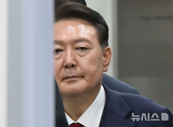 [서울=뉴시스] 사진공동취재단 = 윤석열 전 대통령의 구속적부심 심문이 한 시간가량 휴정 후 18일 오후 1시30분에 재개됐다. 사진은 윤 전 대통령. 2025.07.09. photo@newsis.com
