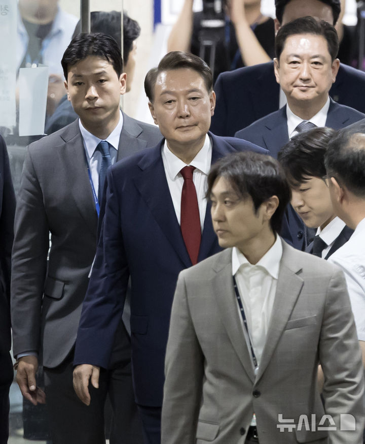 [서울=뉴시스] 김선웅 기자 = 윤석열 전 대통령이 9일 서울 서초구 서울중앙지법에서 열린 직권남용 등 혐의 영장실질심사(구속 전 피의자 심문)를 마친 뒤 대기 장소인 서울구치소로 이동하기 위해 법원을 나서고 있다.   12·3 비상계엄 사태의 '정점'으로 조은석 특별검사가 이끄는 내란 특검팀에 구속영장이 청구된 윤 전 대통령은 지난 1월 18일 내란우두머리 등 혐의 영장실질심사를 받은 지 172일 만에 재구속 기로에 서게 됐다. 2025.07.09. mangusta@newsis.com