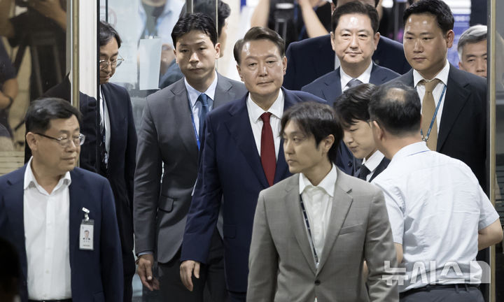 [서울=뉴시스] 김선웅 기자 = 윤석열 전 대통령이 지난 9일 서울 서초구 서울중앙지법에서 열린 직권남용 등 혐의 영장실질심사(구속 전 피의자 심문)를 마친 뒤 대기 장소인 서울구치소로 이동하기 위해 법원을 나서고 있다. 2025.07.09. mangusta@newsis.com