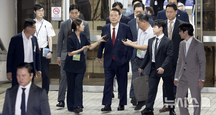[서울=뉴시스] 김선웅 기자 = 윤석열 전 대통령이 9일 서울 서초구 서울중앙지법에서 열린 직권남용 등 혐의 영장실질심사(구속 전 피의자 심문)를 마친 뒤 대기 장소인 서울구치소로 이동하기 위해 법원을 나서고 있다. 12·3 비상계엄 사태의 '정점'으로 조은석 특별검사가 이끄는 내란 특검팀에 구속영장이 청구된 윤 전 대통령은 지난 1월 18일 내란우두머리 등 혐의 영장실질심사를 받은 지 172일 만에 재구속 기로에 서게 됐다. 2025.07.09. mangusta@newsis.com