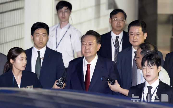 [서울=뉴시스] 김선웅 기자 = 윤석열 전 대통령이 9일 서울 서초구 서울중앙지법에서 열린 직권남용 등 혐의 영장실질심사(구속 전 피의자 심문)를 마친 뒤 대기 장소인 서울구치소로 이동하기 위해 법원을 나서고 있다.   12·3 비상계엄 사태의 '정점'으로 조은석 특별검사가 이끄는 내란 특검팀에 구속영장이 청구된 윤 전 대통령은 지난 1월 18일 내란우두머리 등 혐의 영장실질심사를 받은 지 172일 만에 재구속 기로에 서게 됐다. 2025.07.09. mangusta@newsis.com