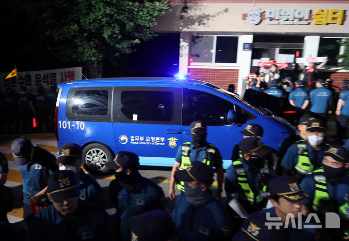 [서울=뉴시스] 배훈식 기자 = 윤석열 전 대통령을 태운 법무부 호송차량이 9일 오후 경기 의왕시 서울구치소로 들어가고 있다. 윤 전 대통령은 이날 서울중앙지방법원에서 열린 직권남용 등 혐의 영장실질심사(구속 전 피의자 심문)를 마친 뒤 영장 발부 여부를 기다리기 위해 서울구치소로 이동했다. 2025.07.09. dahora83@newsis.com