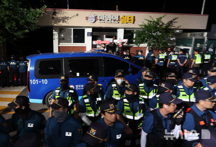 [서울=뉴시스] 배훈식 기자 = 윤석열 전 대통령을 태운 법무부 호송차량이 9일 오후 경기 의왕시 서울구치소로 들어가고 있다. 윤 전 대통령은 이날 서울중앙지방법원에서 열린 직권남용 등 혐의 영장실질심사(구속 전 피의자 심문)를 마친 뒤 영장 발부 여부를 기다리기 위해 서울구치소로 이동했다. 2025.07.09. dahora83@newsis.com