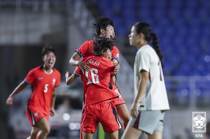 [서울=뉴시스] 9일 경기 수원월드컵경기장에서 열린 2025 EAFF(동아시아축구연맹) E-1 챔피언십(동아시안컵) 여자부 한국 대 중국과 경기, 한국 지소연이 득점한 뒤 장슬기와 기뻐하고 있다. (사진=대한축구협회 제공) 2025.07.09. photo@newsis.com *재판매 및 DB 금지