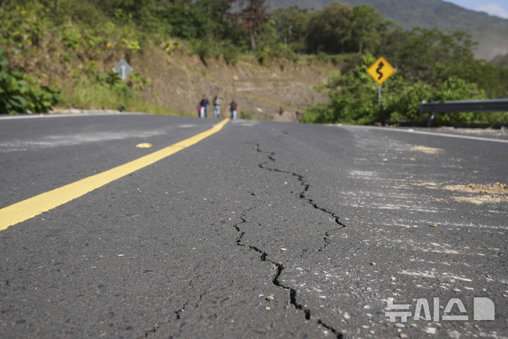<font style="vertical-align: inherit;"><font style="vertical-align: inherit;">[팔린=AP/뉴시스] 과테말라에서 규모 5.7의 지진이 발생한 가운데 9일(현지 시간) 팔린의 도로에 균열이 보이고 있다. 현지 당국은 지난 8일 오후부터 규모 3.0에서 5.7의 본진과 여진이 150차례 이상 이어지며 최소 4명이 숨졌다고 밝혔다. 2025.07.10.</font></font>
