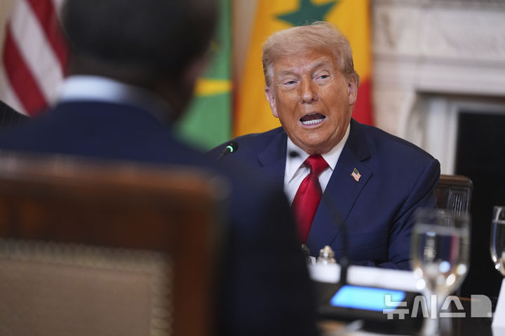 [워싱턴=AP/뉴시스] 도널드 트럼프 미국 대통령이 9일(현지 시간) 워싱턴 백악관에서 열린 아프리카 지도자들과의 오찬 중 발언하고 있다. 2025.07.09.