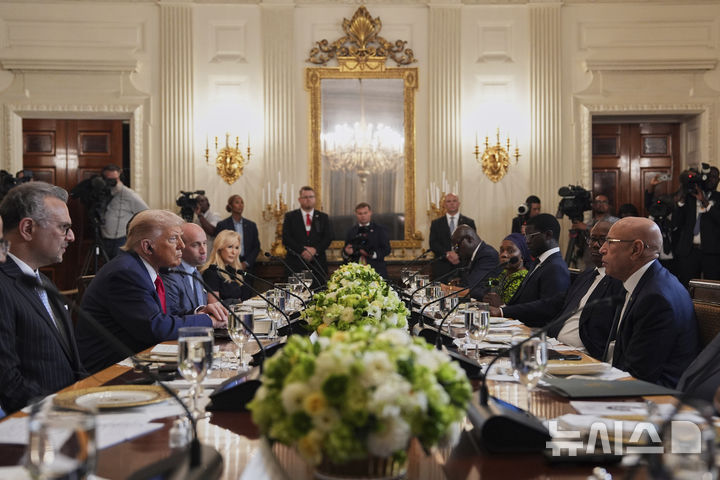[워싱턴=AP/뉴시스] 도널드 트럼프 미국 대통령이 9일(현지 시간) 워싱턴 백악관에서 열린 아프리카 지도자들과의 오찬하며 대화하고 있다.트럼프 대통령은 이날 세네갈, 라이베리아, 기니비사우, 모리타니, 가봉 등 아프리카 5개국 정상과 오찬했다. 2025.07.11.