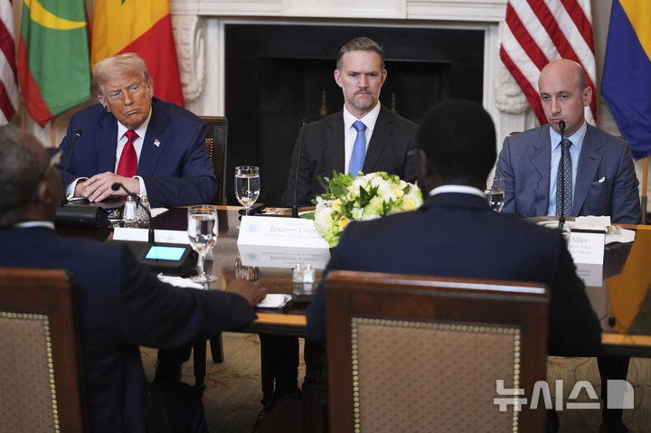 [워싱턴=AP/뉴시스] 도널드 트럼프 미국 대통령이 9일(현지 시간) 워싱턴 백악관에서 열린 아프리카 지도자들과의 오찬하며 대화하고 있다. 트럼프 대통령은 이날 세네갈, 라이베리아, 기니비사우, 모리타니, 가봉 등 아프리카 5개국 정상과 오찬했다. 2025.07.11.