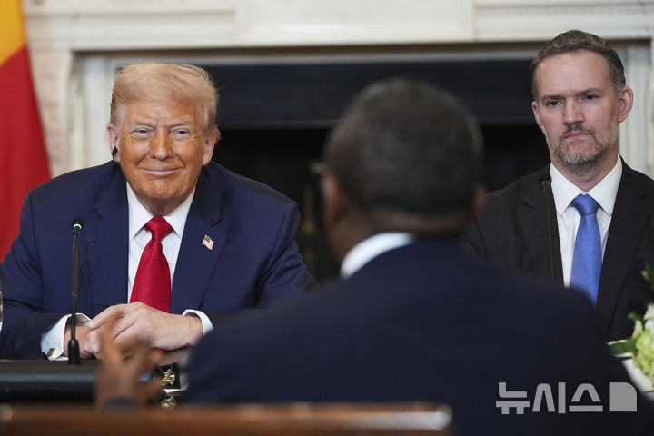 <font style="vertical-align: inherit;"><font style="vertical-align: inherit;">[워싱턴=AP/뉴시스] 도널드 트럼프 미국 대통령이 9일(현지 시간) 워싱턴 백악관에서 열린 아프리카 지도자들과의 오찬에 참석해 있다.</font></font><font style="vertical-align: inherit;"><font style="vertical-align: inherit;">트럼프 대통령은 이날 세네갈, 라이베리아, 기니비사우, 모리타니, 가봉 등 아프리카 5개국 정상과 오찬했다. 2025.07.11.</font></font><font style="vertical-align: inherit;"><font style="vertical-align: inherit;"></font></font>