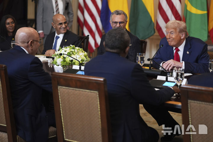 <font style="vertical-align: inherit;"><font style="vertical-align: inherit;">[워싱턴=AP/뉴시스] 도널드 트럼프 미국 대통령이 9일(현지 시간) 워싱턴 백악관에서 열린 아프리카 지도자들과의 오찬하며 대화하고 있다.</font></font><font style="vertical-align: inherit;"><font style="vertical-align: inherit;">트럼프 대통령은 이날 세네갈, 라이베리아, 기니비사우, 모리타니, 가봉 등 아프리카 5개국 정상과 오찬했다. 2025.07.11.</font></font><font style="vertical-align: inherit;"><font style="vertical-align: inherit;"></font></font>