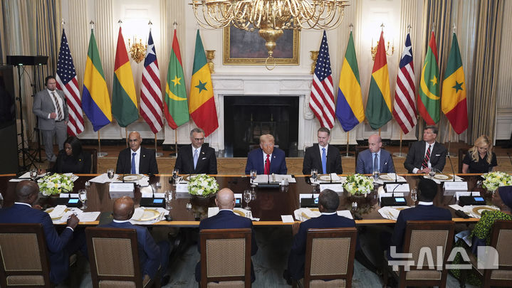 [워싱턴=AP/뉴시스] 도널드 트럼프 미국 대통령이 9일(현지 시간) 워싱턴 백악관에서 열린 아프리카 지도자들과의 오찬 중 발언하고 있다.<font style="vertical-align: inherit;"><font style="vertical-align: inherit;"></font></font>트럼프 대통령은 이날 세네갈, 라이베리아, 기니비사우, 모리타니, 가봉 등 아프리카 5개국 정상과 오찬했다. 2025.07.11.