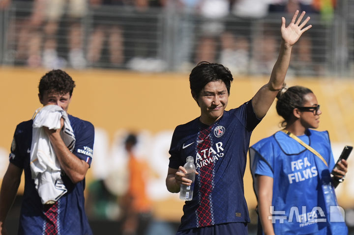 [이스트 레더퍼드=AP/뉴시스]교체로 뛴 PSG 이강인. 2025.07.09.