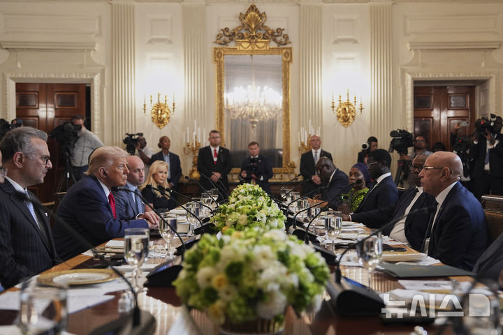 [워싱턴=AP/뉴시스]도널드 트럼프 미 대통령(왼쪽 두번째)이 9일(현지시각) 백악관에서 아프리카 정상들과 오찬에서 발언하고 있다. 2025.7.10.