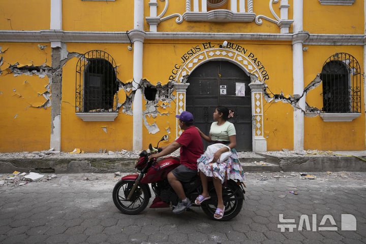 <font style="vertical-align: inherit;"><font style="vertical-align: inherit;">[산타 마리아 데 헤수스=AP/뉴시스] 과테말라에서 규모 5.7의 지진이 발생한 가운데 9일(현지 시간) 산타 마리아 데 헤수스의 파손된 건물 앞으로 주민들이 지나가고 있다. 현지 당국은 지난 8일 오후부터 규모 3.0에서 5.7의 본진과 여진이 150차례 이상 이어지며 최소 4명이 숨졌다고 밝혔다. 2025.07.10.</font></font>